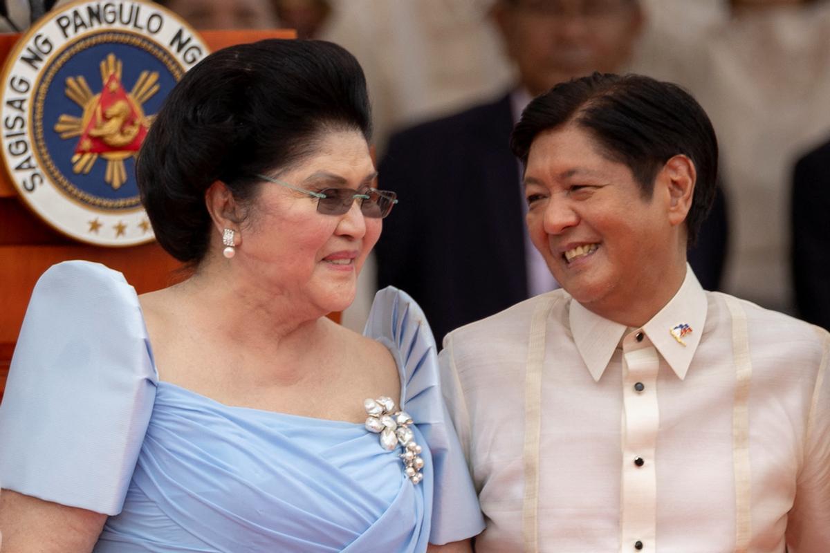 Ferdinand Marcos Jr jura como presidente de Filipinas en presencia de su madre, Imelda Marcos.