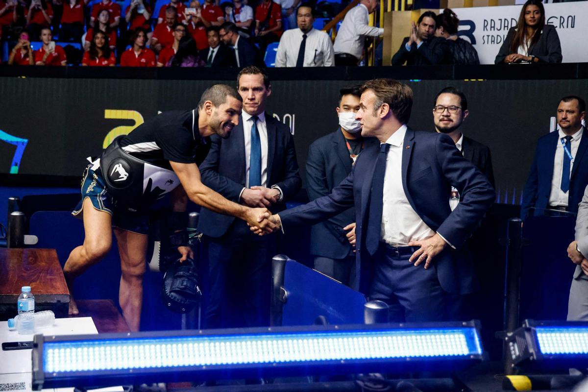 Macron visita un centro de Muay thai en Bangkok