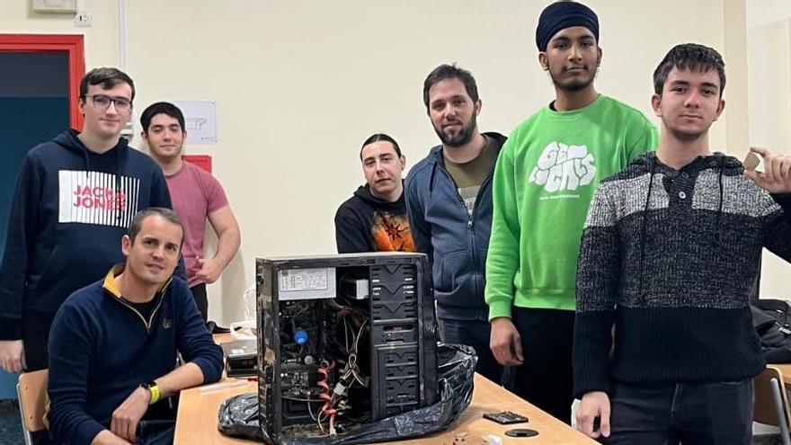 El alumnado del módulo de ciberseguridad del IES Jaume II "el Just" de Tavernes