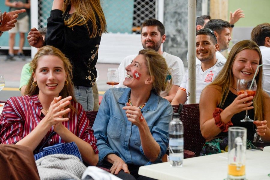 Aficionados ven en la capital grancanaria el partido de España en cuartos de final de la Eurocopa