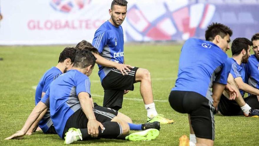 Varela estira en un entrenamiento en El Requexón.