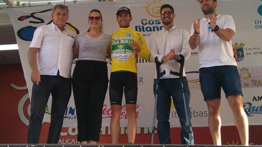 Carlos Cobos, con el maillot amarillo de líder tras ganar en Ibi