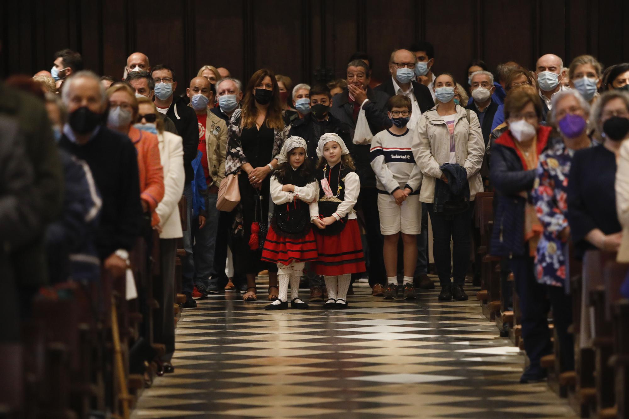 Sancta normalidad: la Catedral de Oviedo cierra el Jubileo con una misa multitudinaria