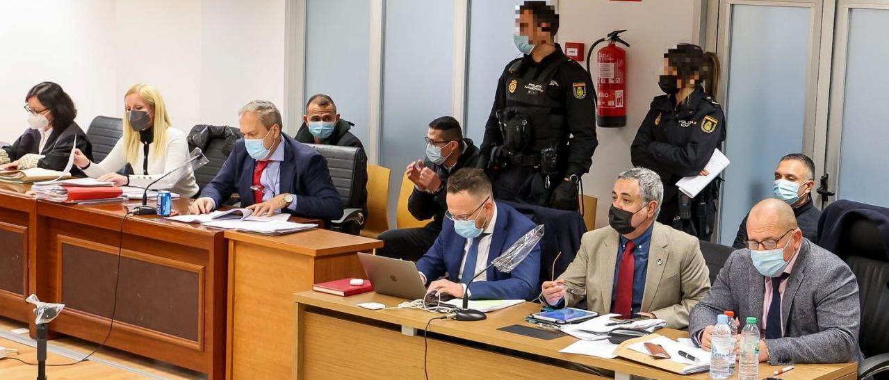 Los abogados defensores y los acusados en el juicio que se celebra en la Audiencia de Alicante. | HÉCTOR FUENTES