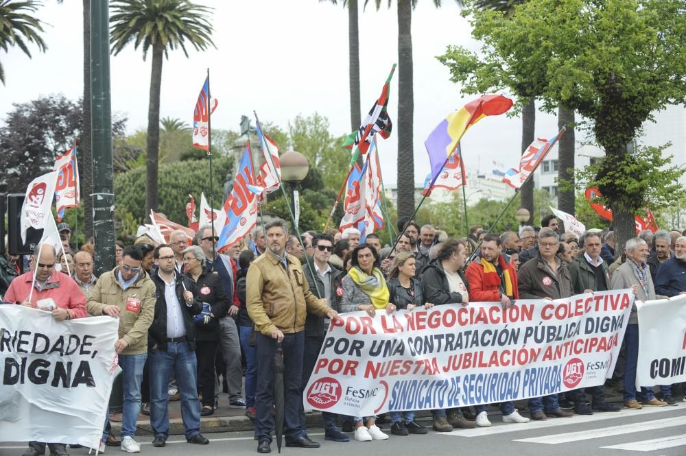 Unas 4.000 han secundado la manifestación convocada por UGT y CCOO que ha arrancado A Palloza y ha terminado en la plaza de Ourense, ante la Delegación del Gobierno en Galicia.