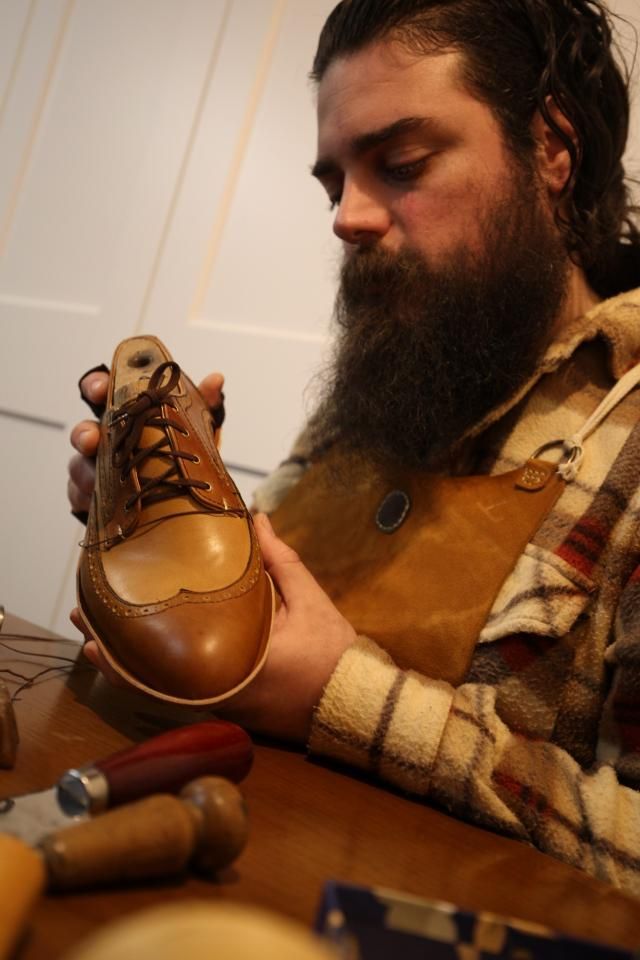 Christopher trabajando en uno de sus modelos de calzado