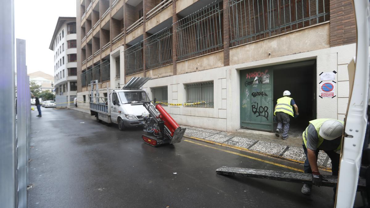 Dos operarios, ayer, en el inicio de las obras de remodelación del edificio de los antiguos juzgados.