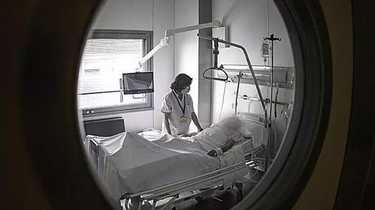 Una enfermera atiende a un paciente en un hospital. Una enfermera atiende a un paciente en un hospital.