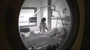 Una enfermera atiende a un paciente en un hospital.