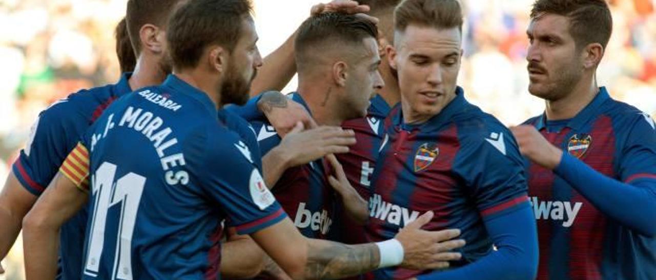 Los futbolistas del Levante UD celebran un gol ante el Jaén.