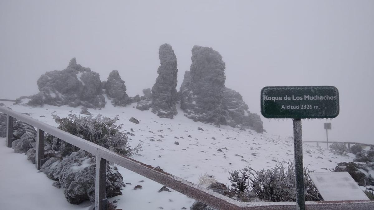 La nieve tiñe el Roque de Los Muchachos, en La Palma