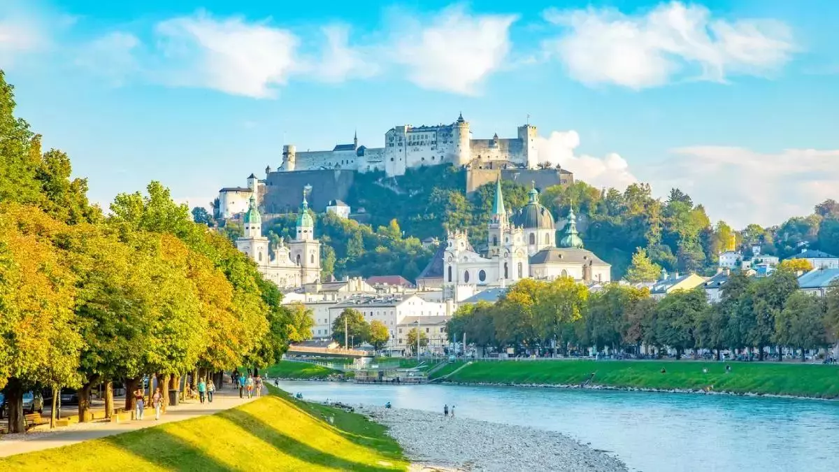 Aquestes són les delícies de Salzburg: el millor pollastre arrebossat fregit, el suflé de les muntanyes i un licor d’herbes casolà.