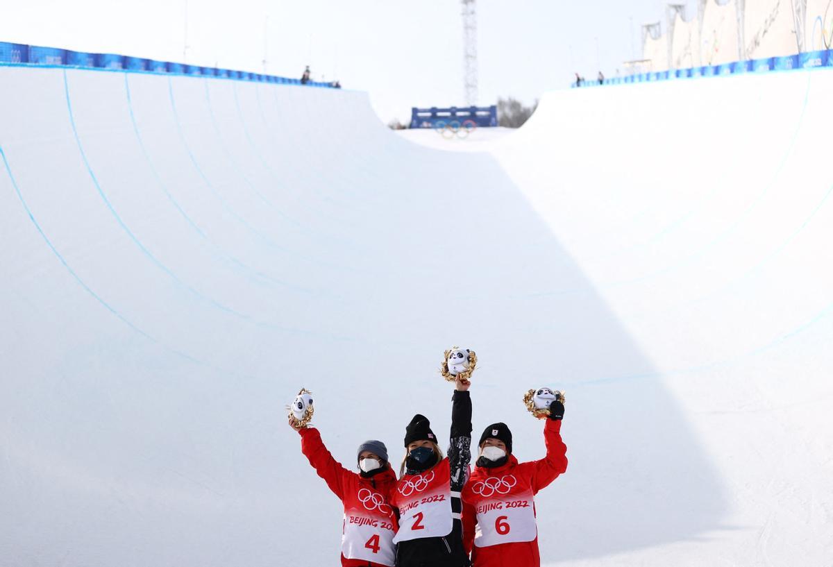 Las tres medallistas en ’halfpipe’, Chloe Kim, Queralt Castellet y Sena Tomita, en el Genting Snow Park, donde se ha celebrado la competición.