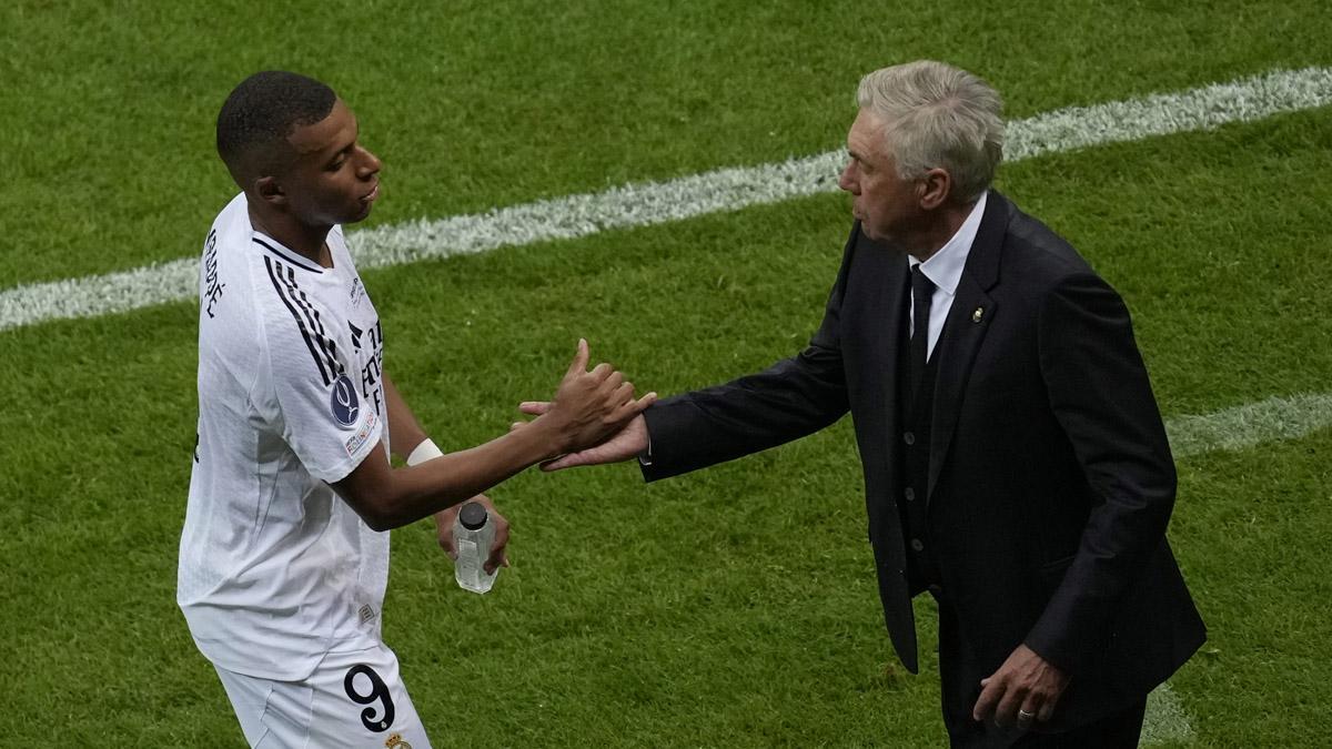 Ancelotti se saludó con Mbappé tras el partido