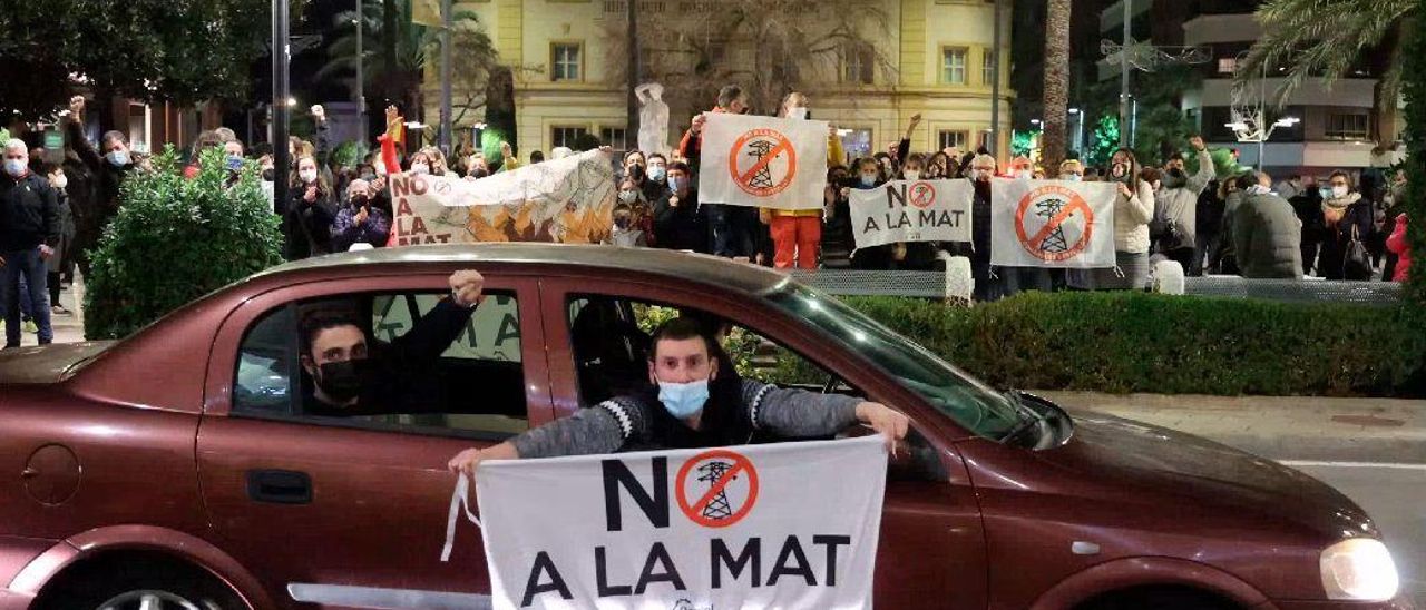 Mil personas dicen ‘no’ al proyecto de la MAT en Castelló