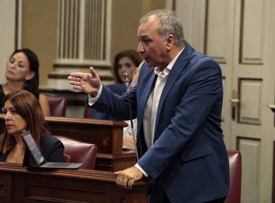 Pleno en el Parlamento de Canarias