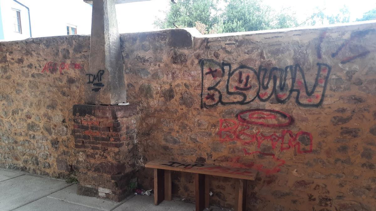 Uno de los muros afectados por las pintadas