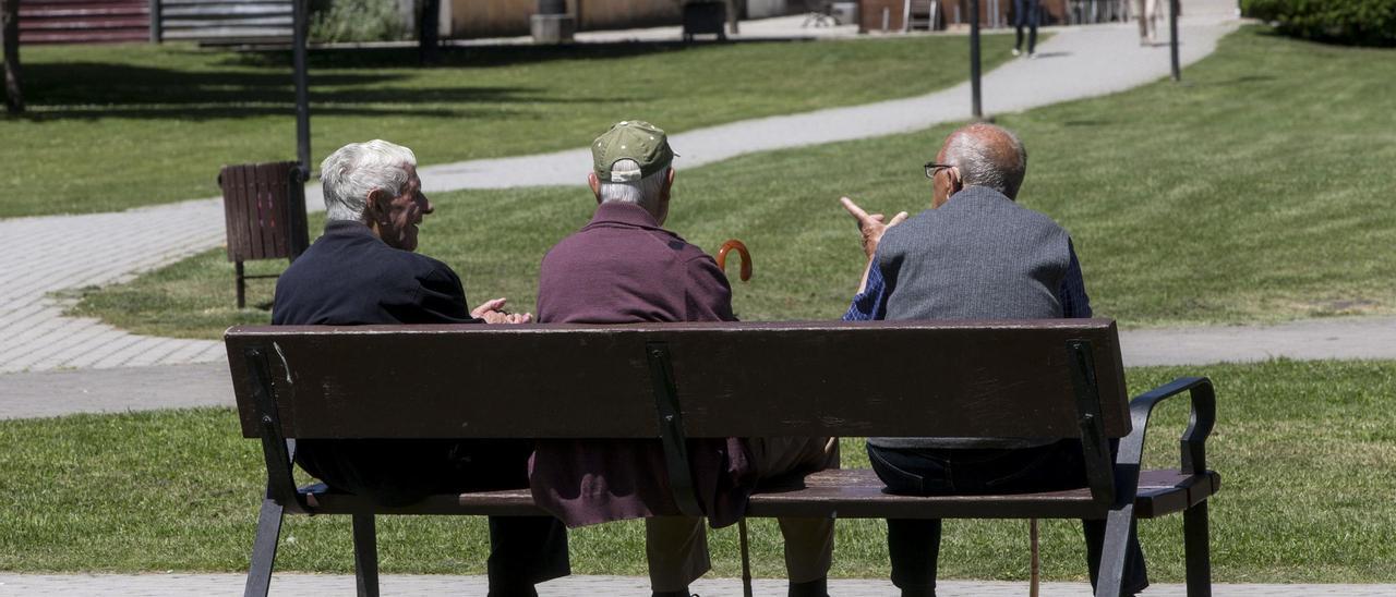 Jubilados en un parque.