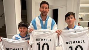 Leo Messi y sus hijos, con la camiseta del Santos de Neymar