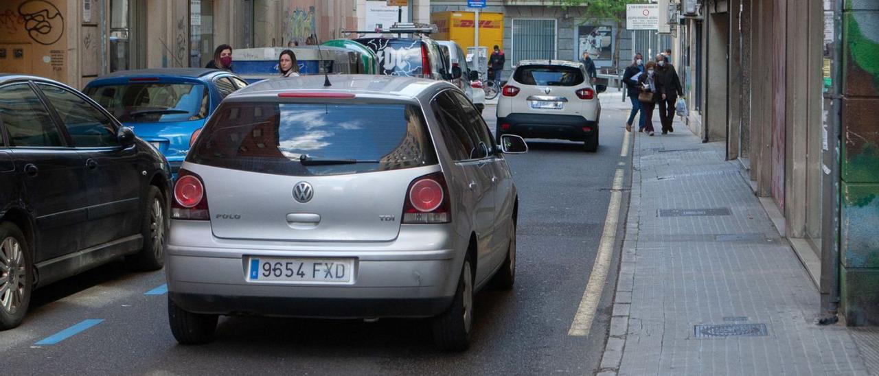 Vehículos en la calle de San Miguel, una de las incluidas en la zona de bajas emisiones.