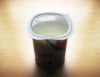 Esto es lo que esconde el líquido del yogur: si te lo tomas…