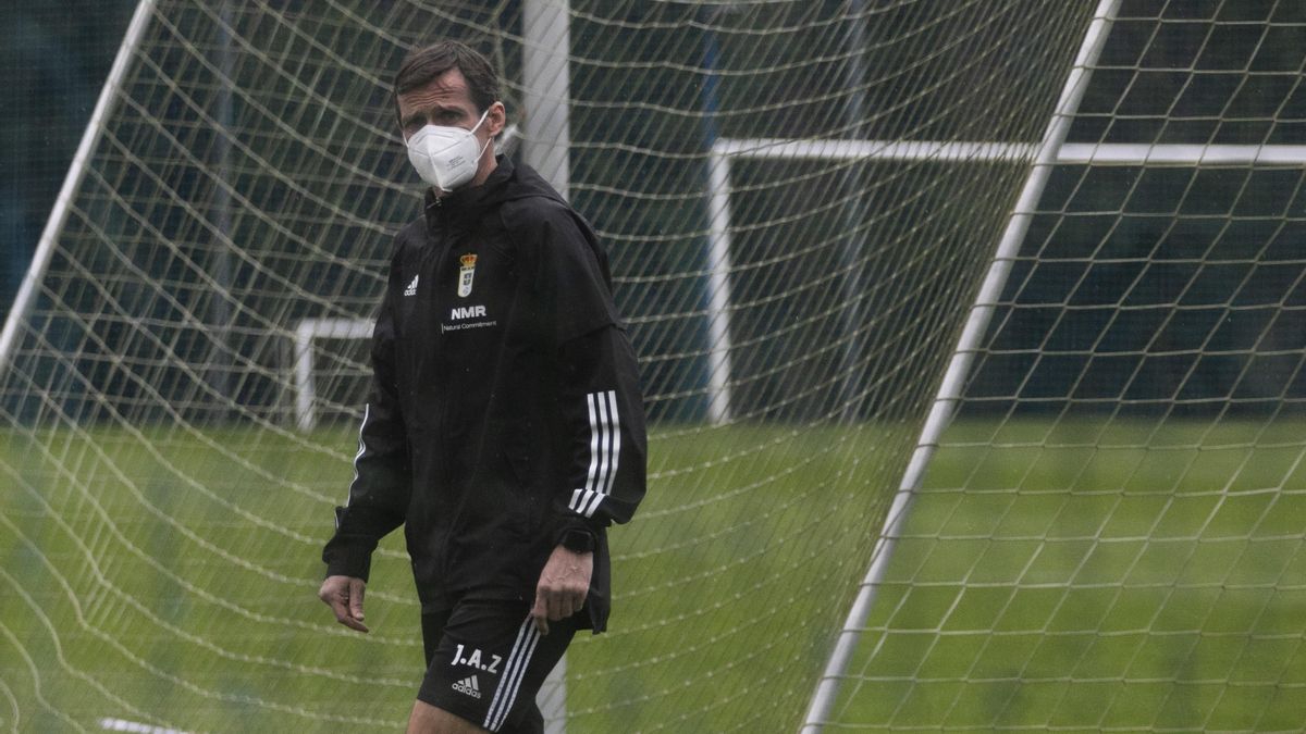 El entrenador del Real Oviedo Ziganda durante un entrenamiento del equipo en El Requexón