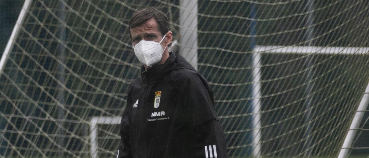 El entrenador del Real Oviedo Ziganda durante un entrenamiento del equipo en El Requexón