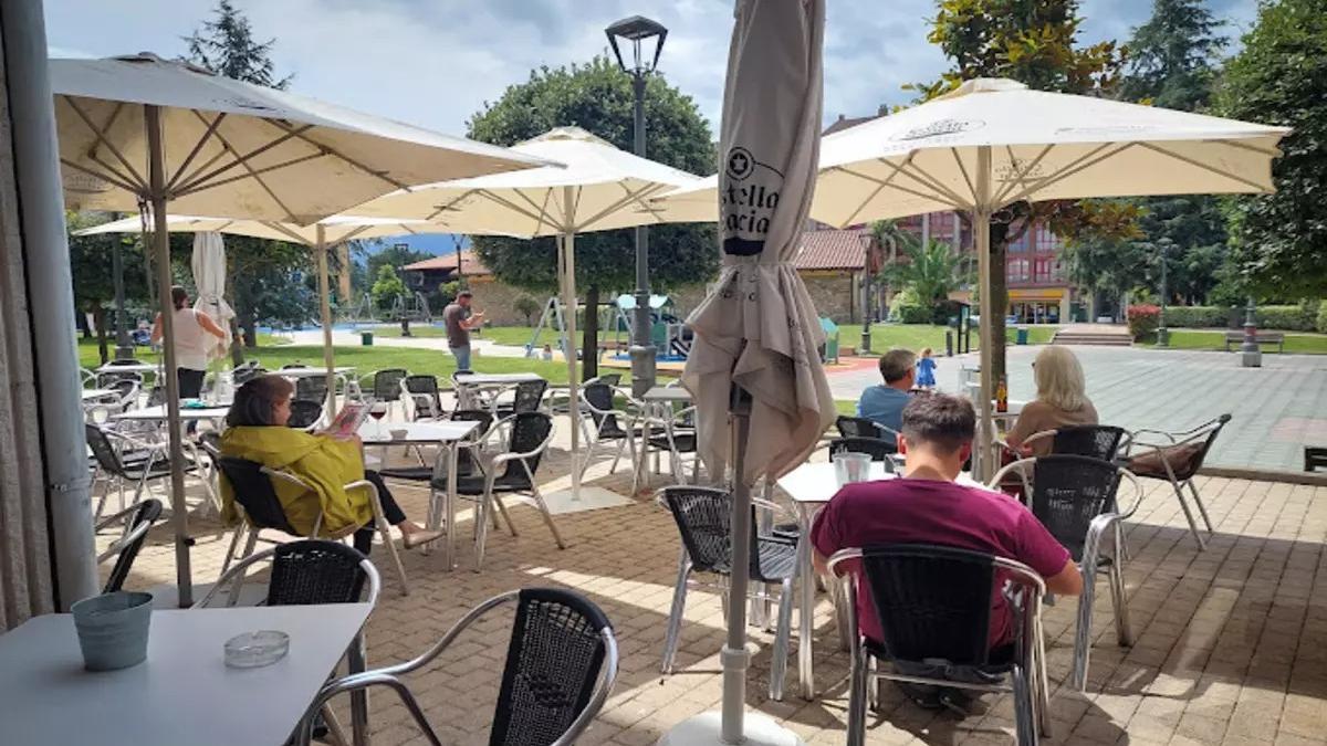 La terrazas de uno de los establecimientos hosteleros del parque Cuno Corquera de Posada de Llanera.