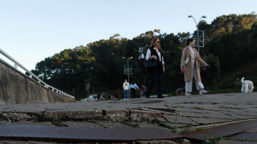 El paseo de Arnao, resquebrajado, hace un año. | M. VILLAMUZA / MIKI LÓPEZ