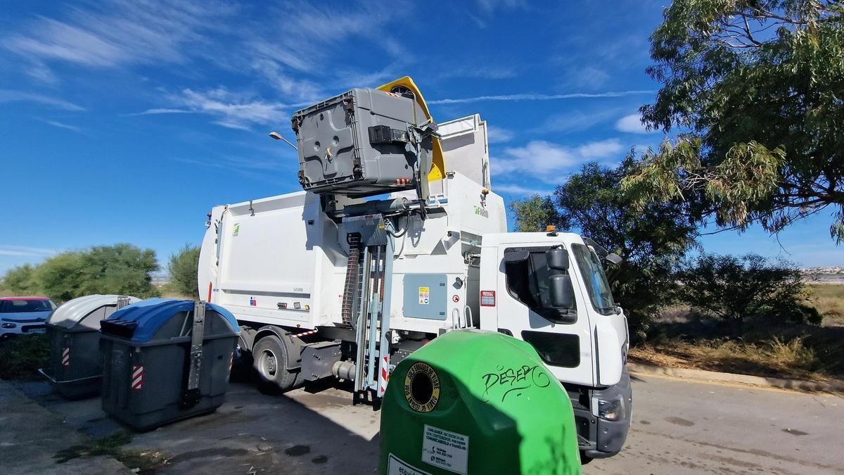 Camión de carga lateral en una de las rutas de recogida de residuos de Torrevieja
