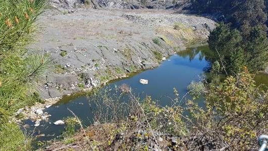 El vertedero está inundando y filtra aguas lixiviadas.