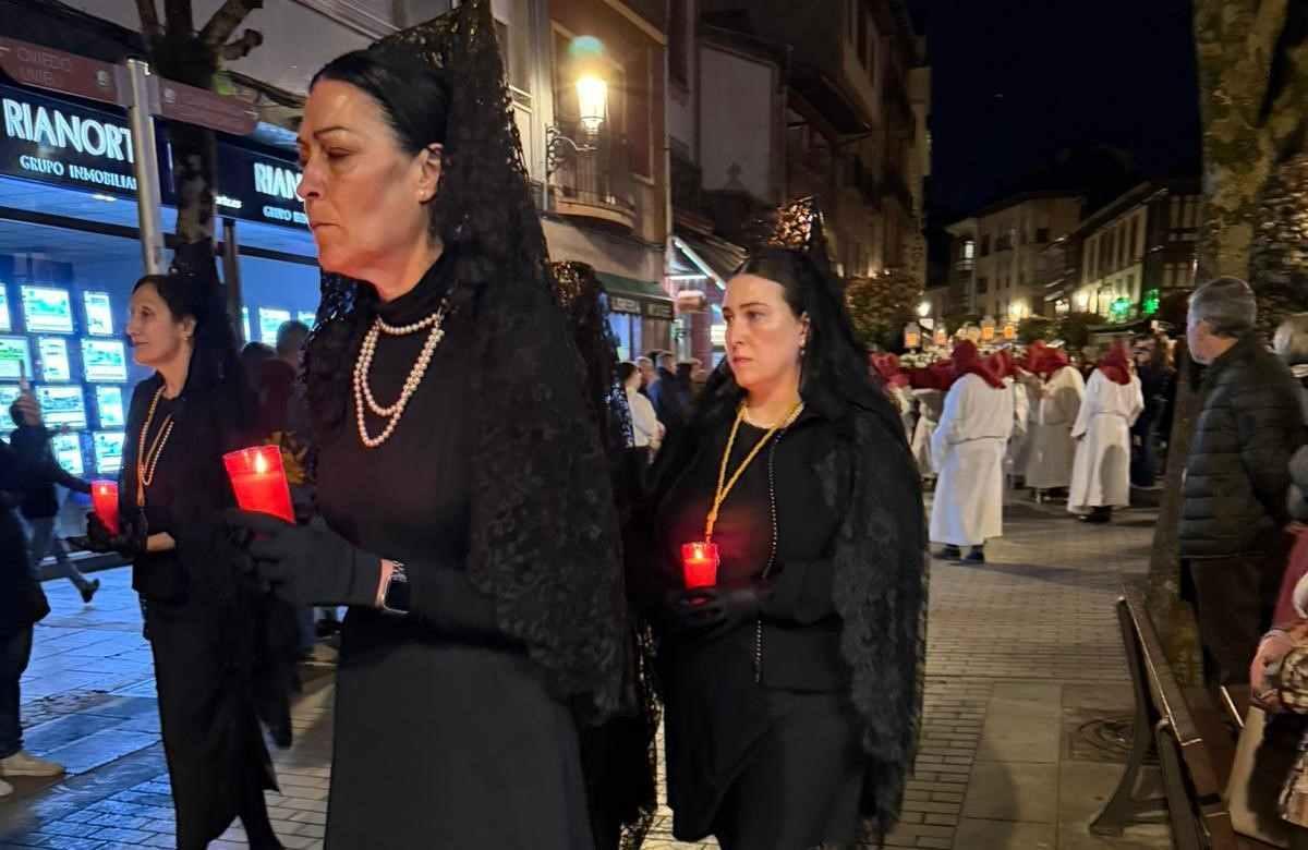 En imágenes: Así fue la procesión de La Soledad, en Cangas de Onís En imágenes: Así fue la procesión de La Soledad, en Cangas de Onís