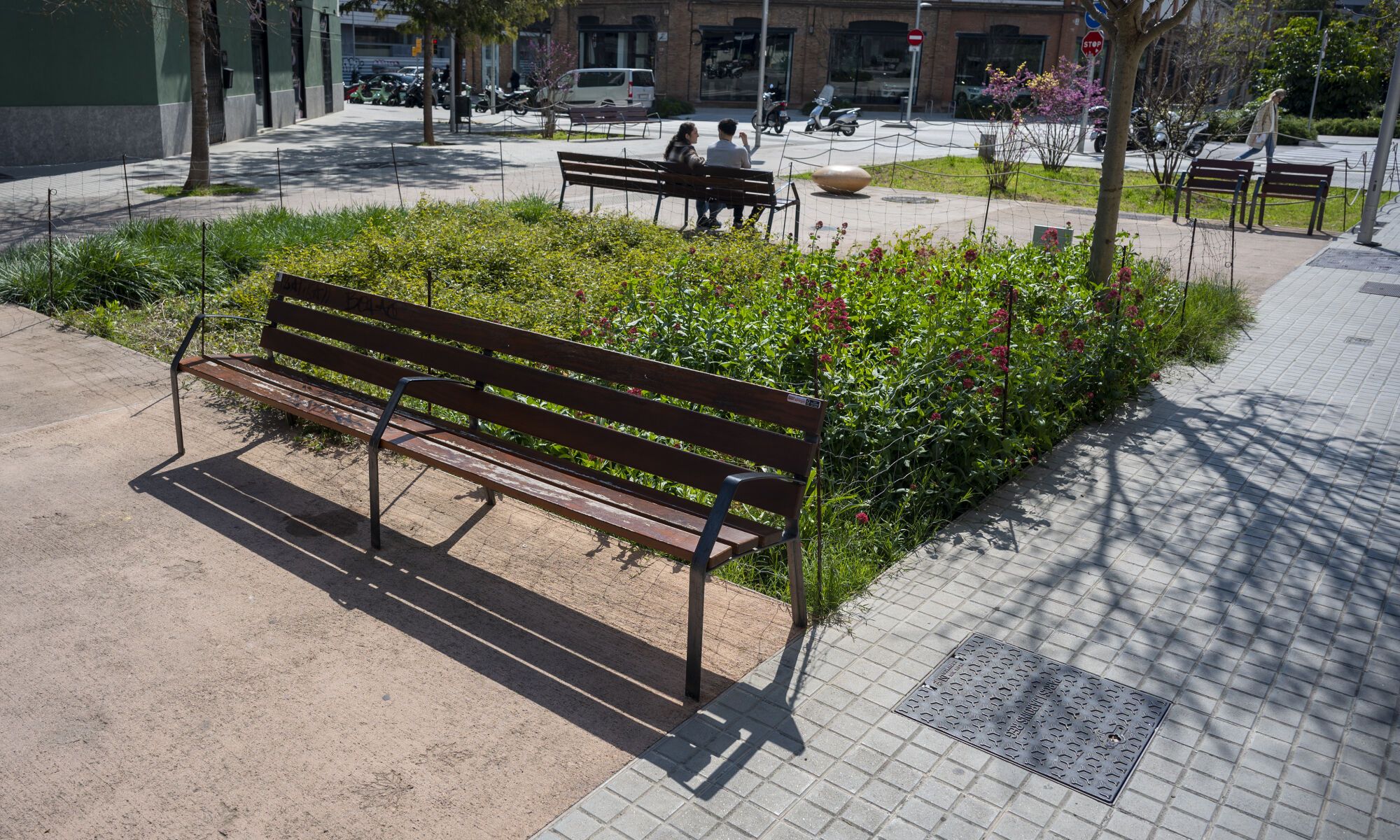 Barcelona diversifica el mobiliario en sus calles: bancos, sillas, tumbonas y mucho más