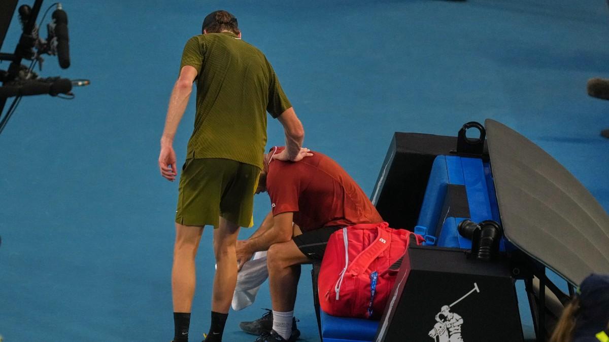 Jannik Sinner, consolando a Hugo Gaston tras su retirada