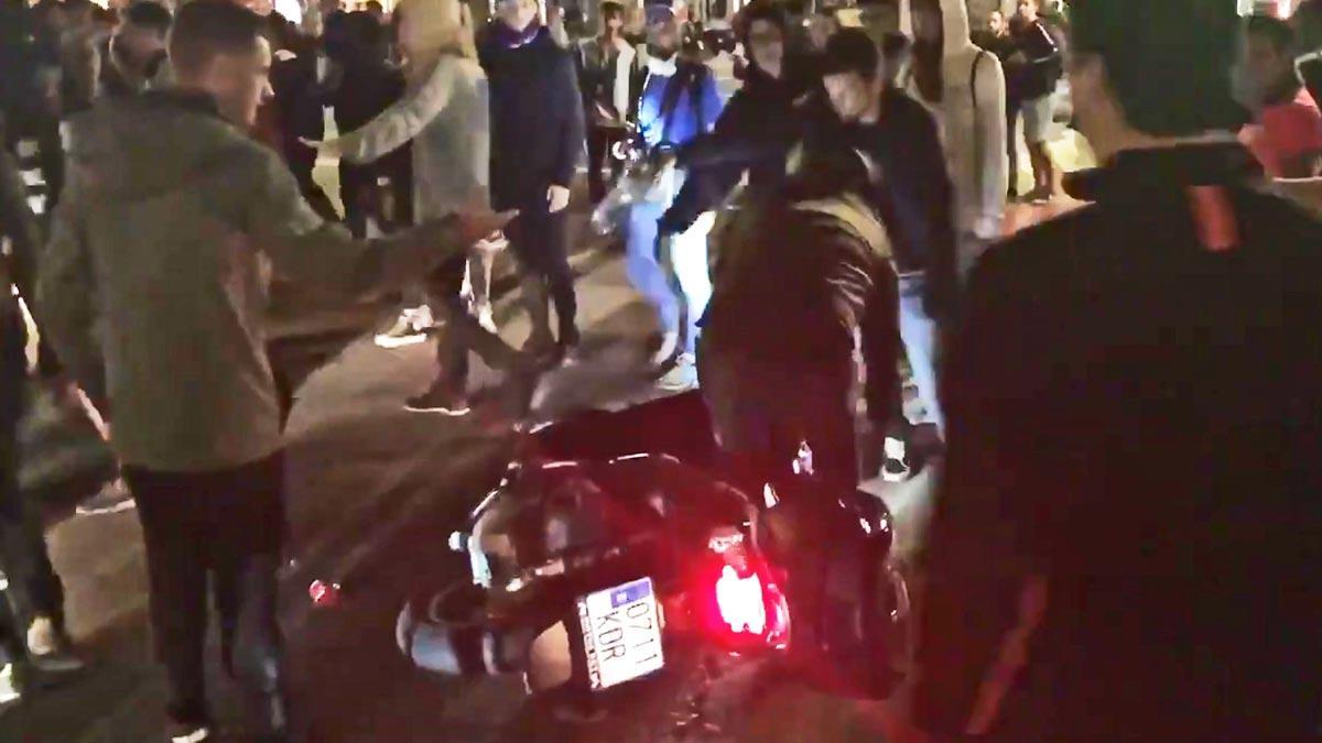 Unos manifestantes tiran a un motorista que no ha querido bajarse de la moto y pretendía continuar su paso, en el paseo de Gràcia con la calle València, el 16 de octubre del 2019
