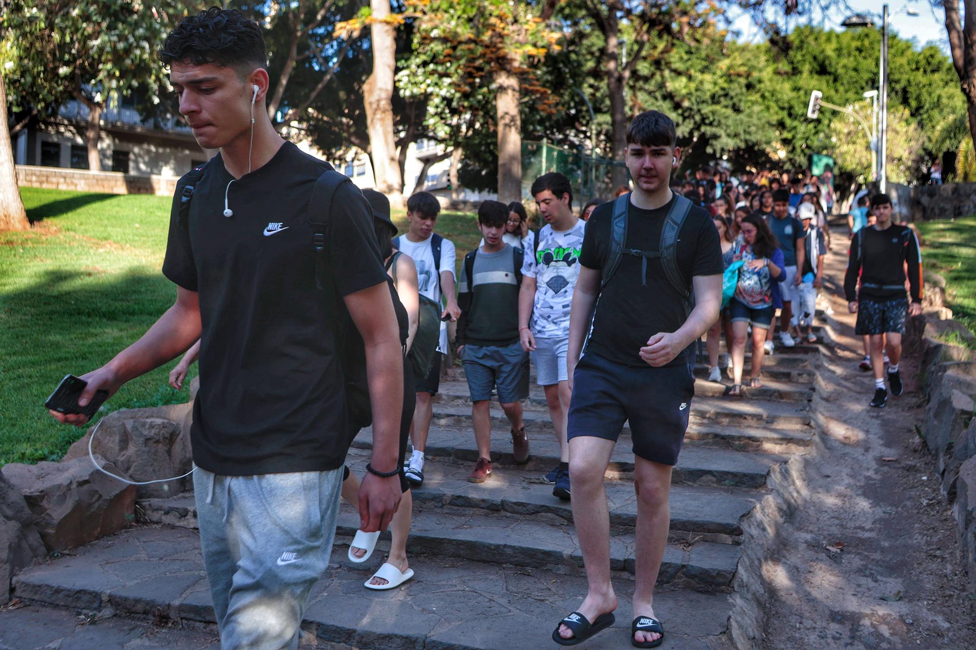 Caminata desde el IES Andrés Bello, recogida de residuos y jornada deportiva en Las Teresitas