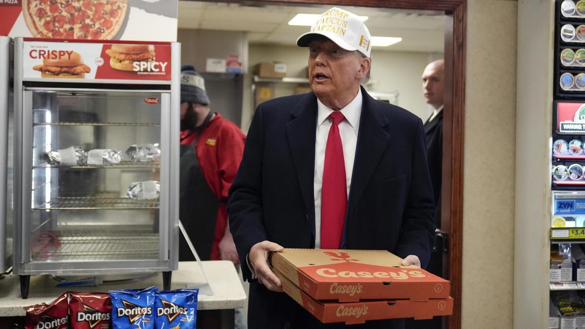 El ex presidente de Estados Unidos Donald Trump sale de una pizzería en Waukee, Iowa.