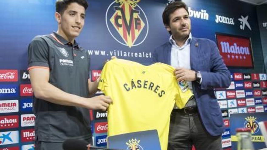 Santi Cáseres posa feliz con la camiseta del Villarreal.