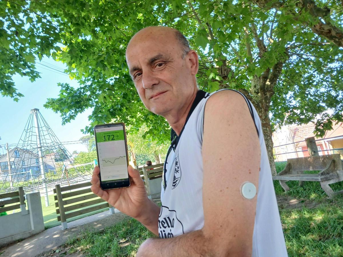 Mikel Rubio en el parque de A Caína donde sufrió la hipoglucemia, con el sensor de glucosa en el brazo y la aplicación en el móvil.