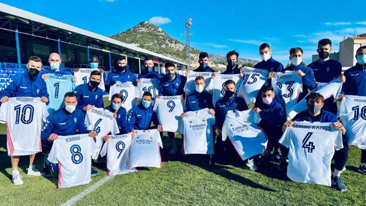 Los jugadores del Alcoyano con las camisetas