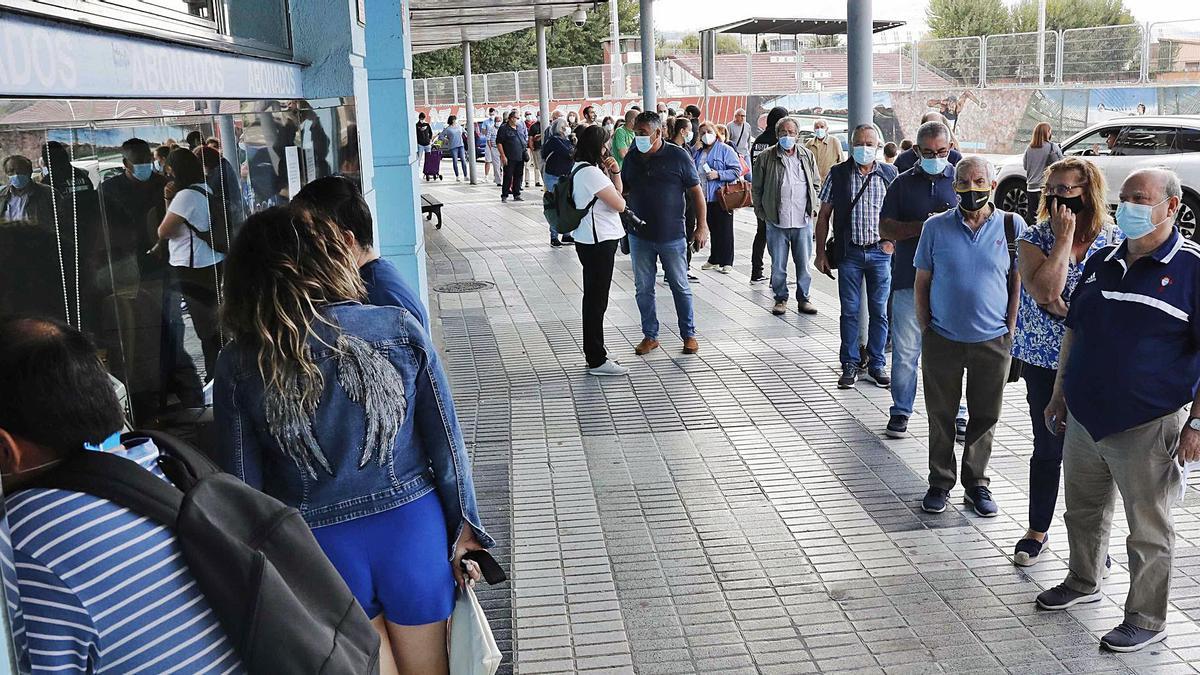 La cola en las taquillas de Balaídos daba ayer la vuelta por la grada de Gol hacia la de Río. |  // PABLO HERNÁNDEZ