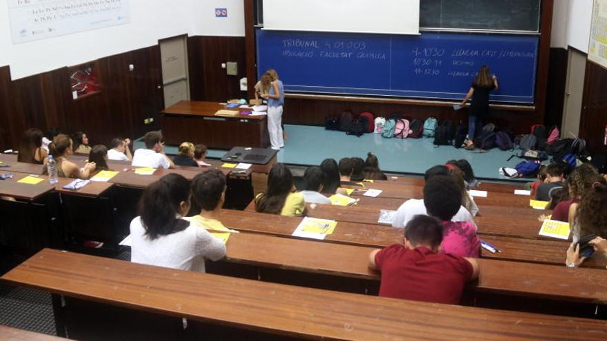 Una aula de la facultat de físcia i Química de la UB, durant la selectivitat de setembre