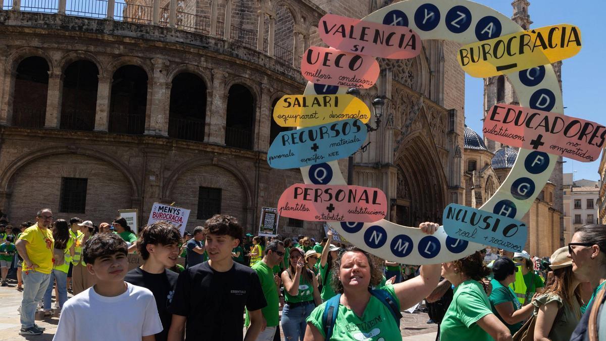 Una docente, en la protesta de este viernes, con un rosco que resume las reivindicaciones del sector.