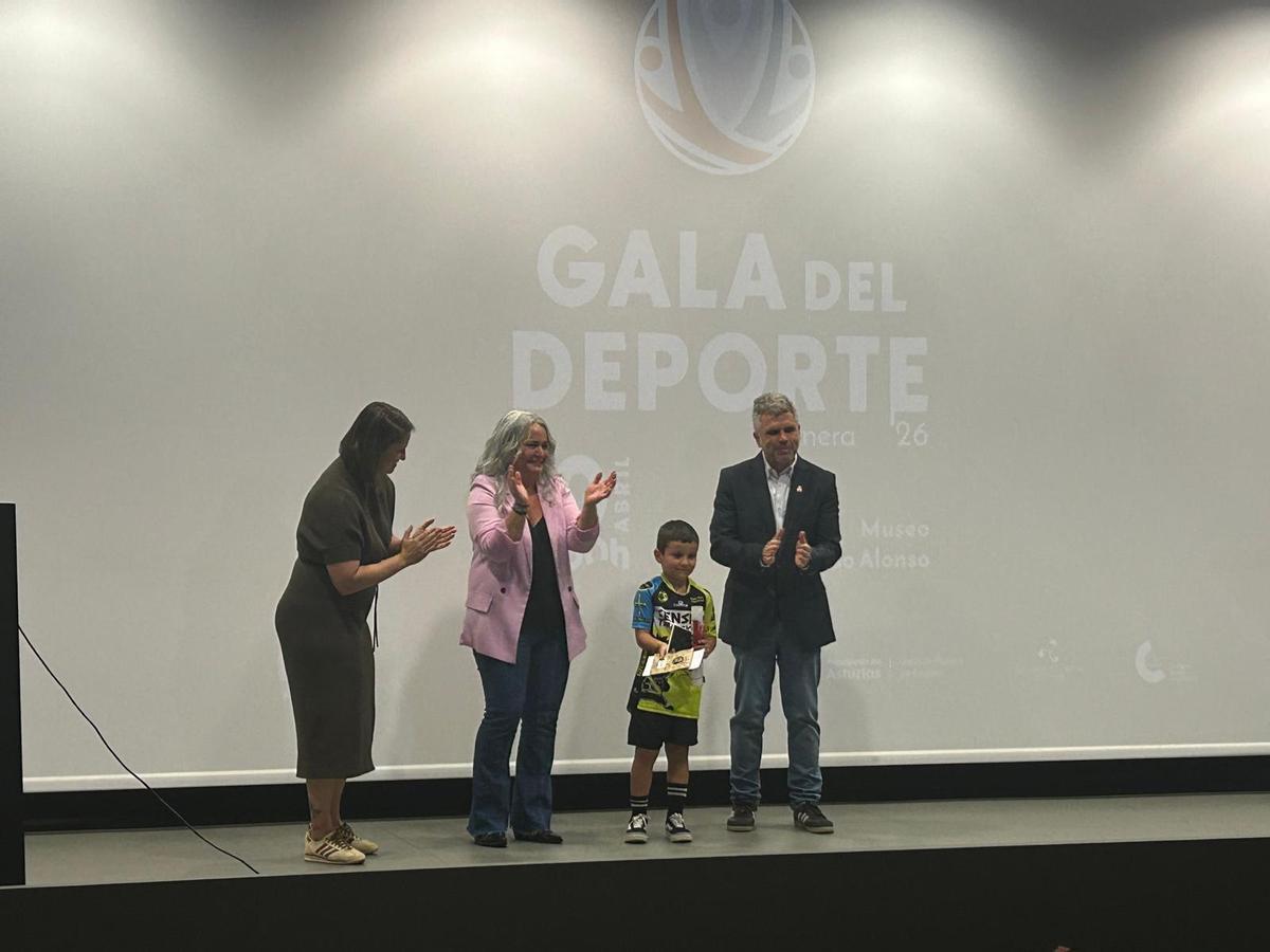 Las imágenes de los premiados en la Gala del Deporte de Llanera Las imágenes de los premiados en la Gala del Deporte de Llanera
