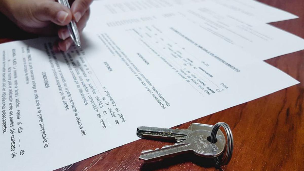 Signatura d’una hipoteca en una fotografia d’arxiu. | EUROPA PRESS