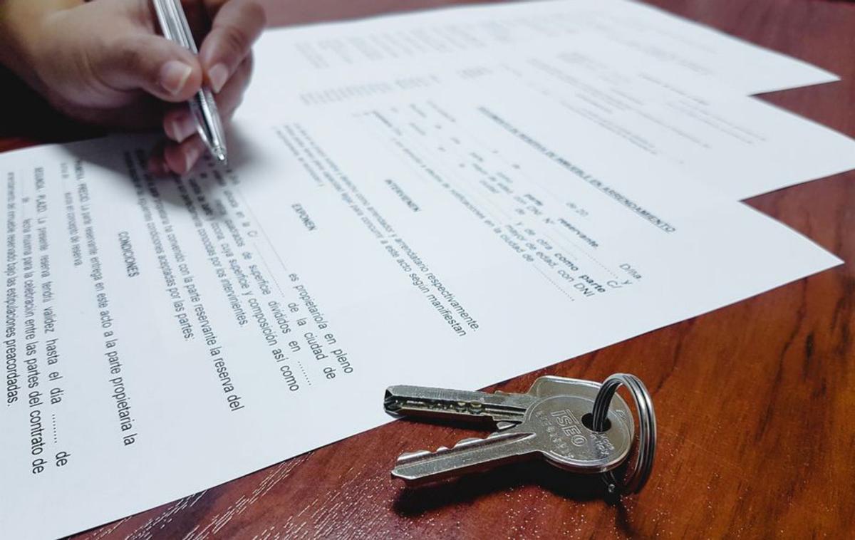 Signatura d’una hipoteca en una fotografia d’arxiu. | EUROPA PRESS