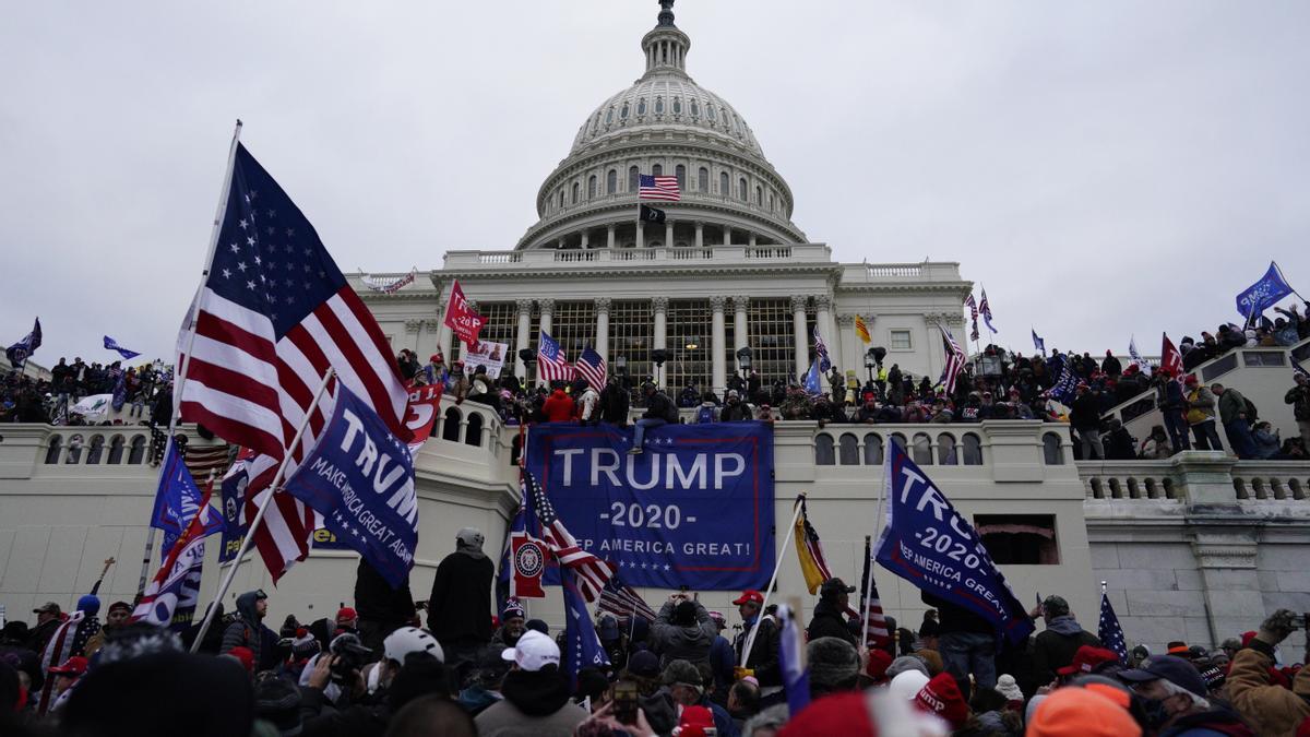 Condenan a 17 años de cárcel a un cabecilla de los Proud Boys por el asalto al Capitolio en 2021.