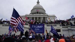 Seguidores del expresidente Donald Trump asaltan en Capitolio de EE.UU., el 6 de enero de 2021, en Washington. 