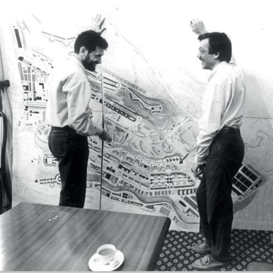 Los arquitectos del proyecto frente a un mapa de la zona.