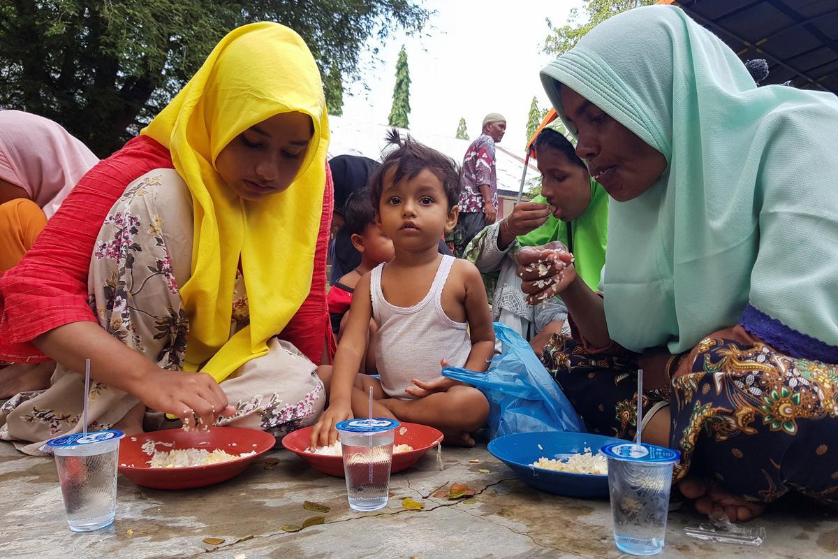 Un barco con casi 200 rohingyas desembarca en la costa de Indonesia